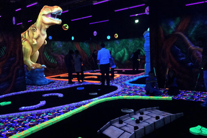Mini putt glow in the dark