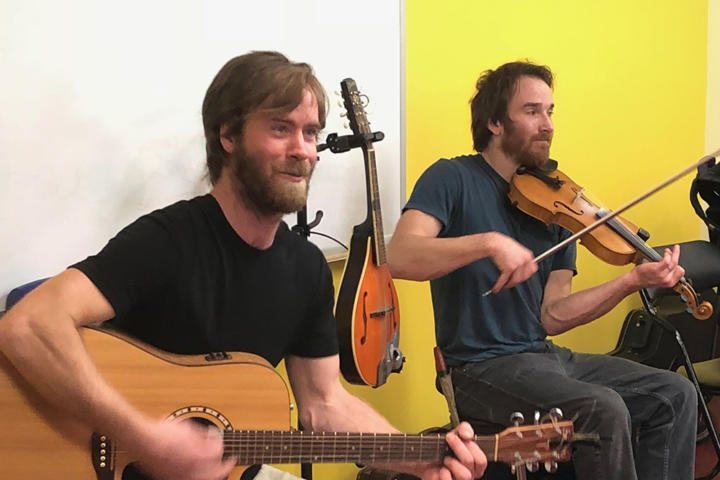 Chansonniers au bureau Yan & Félix
